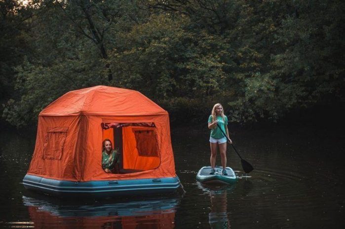 Vai acampar? Então, que tal montar a sua barraca sobre as águas?