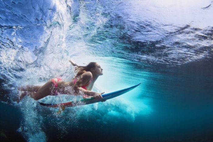 Em boca fechada não entra água salgada: saiba porque é importante evitar engolir água do mar nos mergulhos do verão.